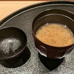 神田錦町 鮨たか晴 - お椀は、信州味噌＆シジミ