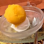 ドゥワン　ディー - マンゴーシャーベットとバニラアイスを注文してシェアしようと思ったら、それぞれを盛り付けて頂きました。