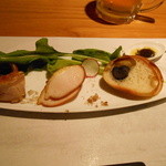 じどりや 穏座 - 黒オリーブパン、ムネ肉・ささみ・モモ肉のスモーク
      