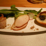 じどりや 穏座 - 黒オリーブパン、ムネ肉・ささみ・モモ肉のスモーク
      