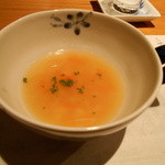 じどりや 穏座 - 淡海地鶏の胴ガラともみじをパリパリに焼いた香味野菜のスープ
      