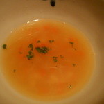 じどりや 穏座 - 淡海地鶏の胴ガラともみじをパリパリに焼いた香味野菜のスープ
      