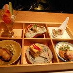 じどりや 穏座 - つきだし六寸
      ブッシュキャビアと地元野菜のピクルス・鶏味噌とモモ肉・雌そぼろの玉子・ささみと筍のマグロのジュレ・モモ肉の北海道白糠産チーズ和え・モモ肉タレ風味