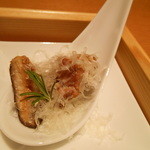 じどりや 穏座 - モモ肉の北海道白糠産チーズ和え