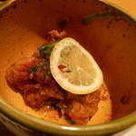 じどりや 穏座 - 雌モモ肉の唐揚げ
      