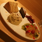 カルテット - デザート盛り合わせ（ピスタチオのティラミス・超濃厚ガトーショコラ・彩りフルーツのマチェドニア・和歌山の乾物屋さんが作ったヒジキのシフォンケーキなど）２０１４年４月