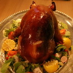 カルテット - 特別注文「仔豚の丸焼き」※事前予約が必要です。背面画像。尻尾も見えます。２０１４年４月