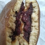 岡埜栄泉 - 粒の小豆がツヤツヤしています。