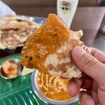カマル - ガーリックナンをバターチキンカレーにディップして。