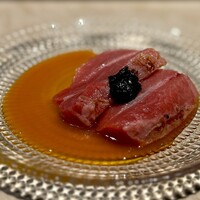 鮨 にっこ - 大トロ。 厳しい予算の中、国産のマグロを使っています。 黄身醤油に片面炙りの大トロに海苔の佃煮。 もう、言うまでもなく素材全てが濃厚でねっとり吸い付くような食感。 エロすぎです。 黄身醤油の塩分だけで味付けは十分。 立ち上る炙られたマグロ脂が食欲を爆発させます。