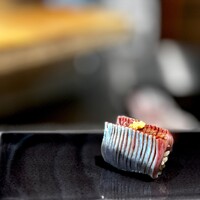 鮨 にっこ - ニシン。 表面の色とか脂のつき方見てると、イワシだよなぁ。 でも、この大きさのイワシはないよなぁ。 と思ってたら、ニシンでした。 すっごい脂の塊。 オメガ３の大バーゲン。 旨すぎておかわりしました。