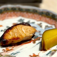 鮨 にっこ - カンパチの幽庵焼き。 女将の焼き物料理、安定の旨さです。 やはり、まだ大将より女将のほうがちょっと上手です（笑）。 鮨屋の魚料理はほんとに旨い。