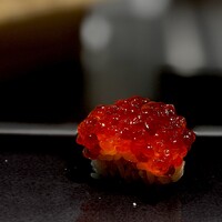 鮨 にっこ - イクラ。 握れないものは握らない。 これが江戸前鮨の伝統ですが、久兵夷が海苔で巻いた軍艦という鮨を開発して以来、ウニやイクラがメニューに載るようになりました。 が、今はウニは握られます。 そして、とうとうイクラも握っちゃいましたってのがこれ。 ウニもイクラも好きですが、軍艦はあまり好みじゃないんです。 海苔の香りと食感が強すぎるから。 なので、これはいい。