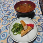 百姓屋敷 じろえむ - ピーマンのナムル的なのと鶏肉のウインナー、ナスのお味噌汁　絶品