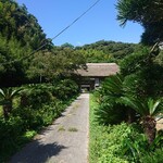 百姓屋敷 じろえむ - 外観　駐車場からお店までのこの道が最高