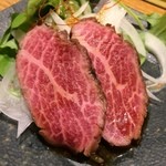 和牛 まつした - たたき肉・・・ニンニクが効いていて美味しい。
