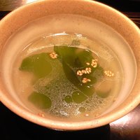 焼肉 天 がむしゃら - ビビンバ牛丼 1000円 のワカメスープ