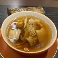 京華菜 清香 - 蓮の葉で蒸したスープ　スープとしてもおいしいし食材一つ一つの味が濃い