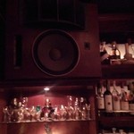 バー フラミンゴ - スピーカーと貴重なグラス