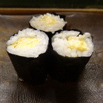 弥助鮨 - 締めの玉子焼きの海苔巻き（半本、１本２００円）