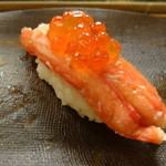 弥助鮨 - 蟹の脚身とイクラの握り