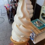 杉養蜂園 - はちみつソフト３００円。上質な蜂蜜を使っており、すっきりとした味わいが印象的です。