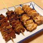 やきとり鳥市 - 鳥皮串（タレ）：120円／ねぎ間（タレ）：130円