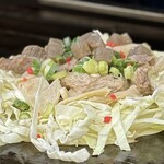 お好み焼き ふじや - 「すじ肉」の旨みが凝縮されてテンションMAX 