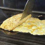 お好み焼き ふじや - フワッ！フワッ！に一気に巻き取られていく玉子
      ٩( °ꇴ °)۶━╹̻╹̻｡