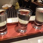 Hanano Shou - 地酒飲み比べセット。栃木県各地の地酒を取り揃えている同店ながらの素敵なセットです( ´ ▽ ` )ﾉ