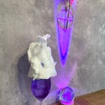 Leonids Cafe -  クリームソーダ（照明に照らされより美しく✨）