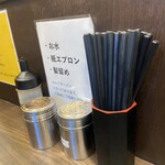 ラーメン つづき - 紙エプロンのセルフは嬉しい