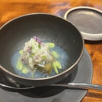 馳走西健一 - 揚げ浸し茄子、枝豆、胴丸蟹（ドウマンガニ（静岡
                    県浜名湖産）サス工前田魚店）載せ、浅蜊&利尻昆布
                    の出汁ジュレ添え、紫蘇穂花散らして