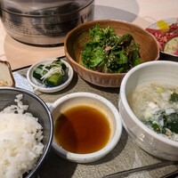 牛刺しと焼肉 仔虎 クリスロード店 - サラダ、ごはん、スープのセット(2024.09)