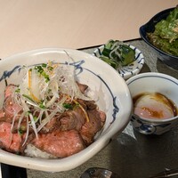 牛刺しと焼肉 仔虎 クリスロード店 - ローストビーフ丼(2024.09)