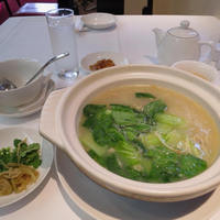 新橋亭 - 鶏肉入り土鍋煮込みそば（砂鍋爛鶏煨麺）