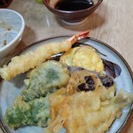 手打ちそば たぬきや - 天ざるの注文入り、特別メニューの《天ぷら盛合わせ》