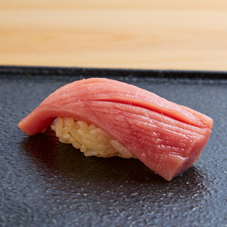 赤酢のシャリで握る江戸前鮨をご提供！ワインに合う一品も充実