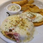 モロコバー - ベーコンエッグ＆チーズのせパンケーキ♡生地はソフト(手前)とクリスピー(奥)のハーフ＆ハーフ♪