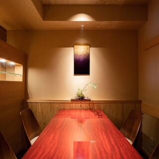 ゆったりとお食事が愉しめる、落ち着いた空間。個室もございます