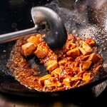 元氣餃子 弄堂 - 職人の麻婆豆腐調理シーンです