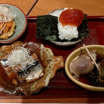 一徹 - 左上から莫久来、自家製筋子、左下から秋刀魚とつぶ貝の着付け