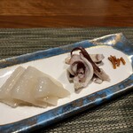 ひたち野いしざき - このイカのゲソを炙ったのが、驚きのうまさ。お造りで食べるところを絶妙に炙った。　右端は私の大好物で私が『日本酒にとって最高のアテ』と考える『クチコ』