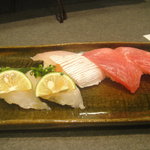 和風花紋 - 地元産フグとカンパチとマグロ握り