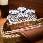 ティーヌン 仙台パルコ店 - テーブルの上の調味料の壷が可愛い♪