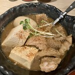 煮込み居酒屋 寅 - もつ煮定食、一味を振る