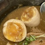 煮込み居酒屋 寅 - もつ煮定食、玉子は半熟