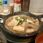 煮込み居酒屋 寅 - もつ煮定食、ぐつぐつ煮え立つ