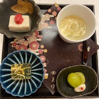 花蝶 銀座本店 - 季節の前菜盛り合わせ(胡麻豆腐、あおさ茶碗蒸し、シャインマスカットの白和え、とらふぐ皮の煮凝り)
                    ふるさと納税/100,000
                    特別ディナー 「上天草会席ペア」コース 飲み放題付き お食事券 ペア