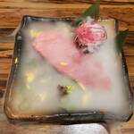 海の達磨 魚心 - 本鮪の断面刺し(ドライアイス添え)